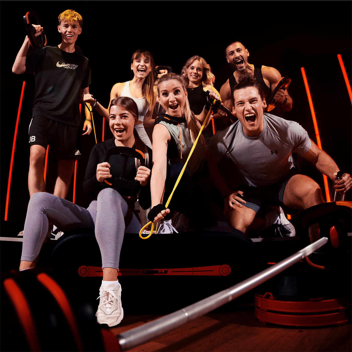 Community junger Menschen im Fitnessstudio