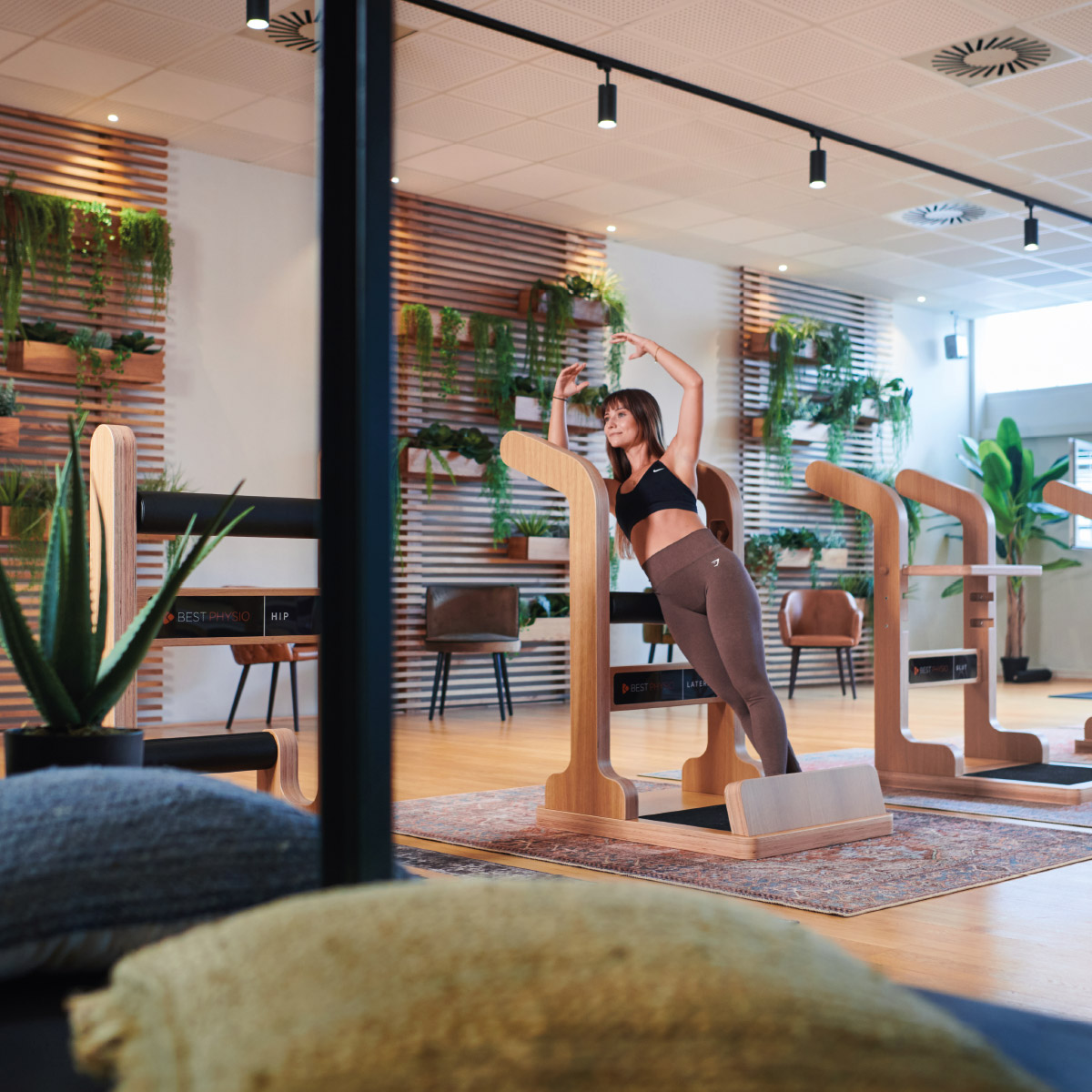 Junge Frau beim Beweglichkeitstraining im Fitnessstudio